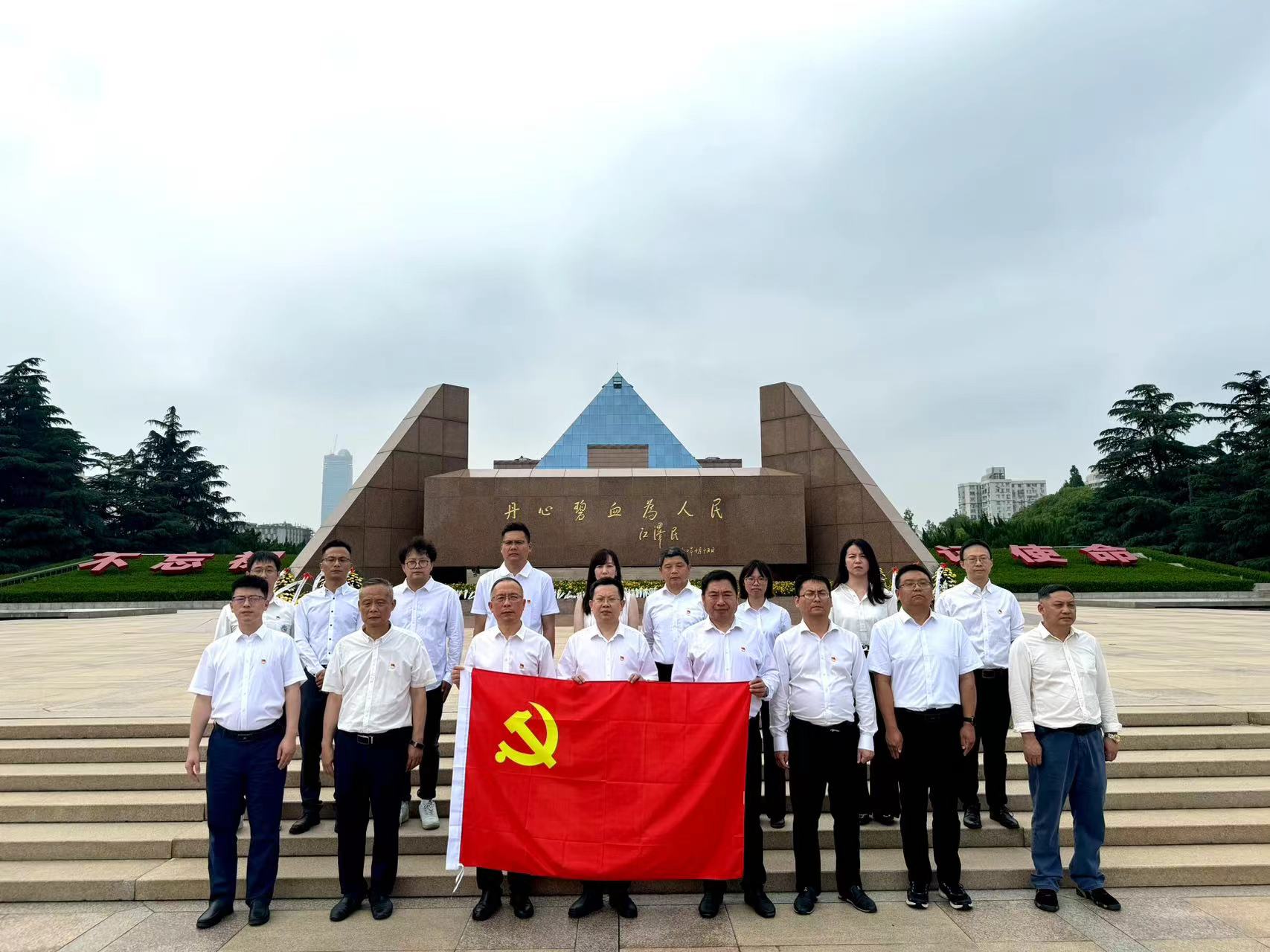 1.紀念碑前集體合照.jpg